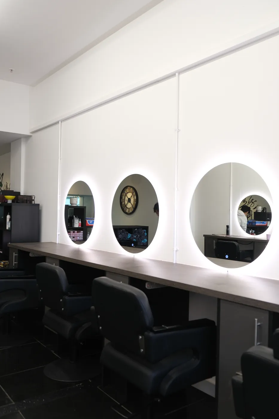 Styling stations with illuminated round mirrors